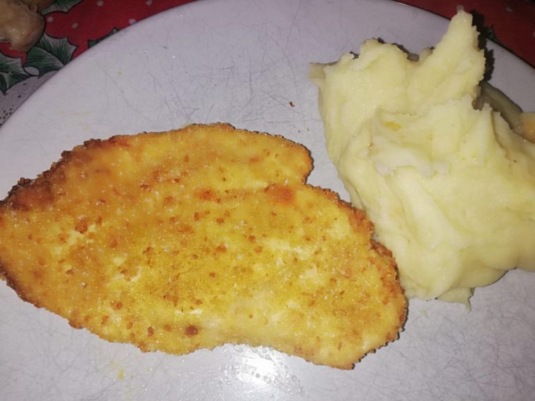 Cotoletta di pollo con purèe di patate